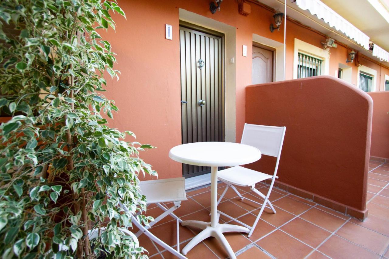 Apartamentos Turisticos Trajano Bolonia Exteriör bild