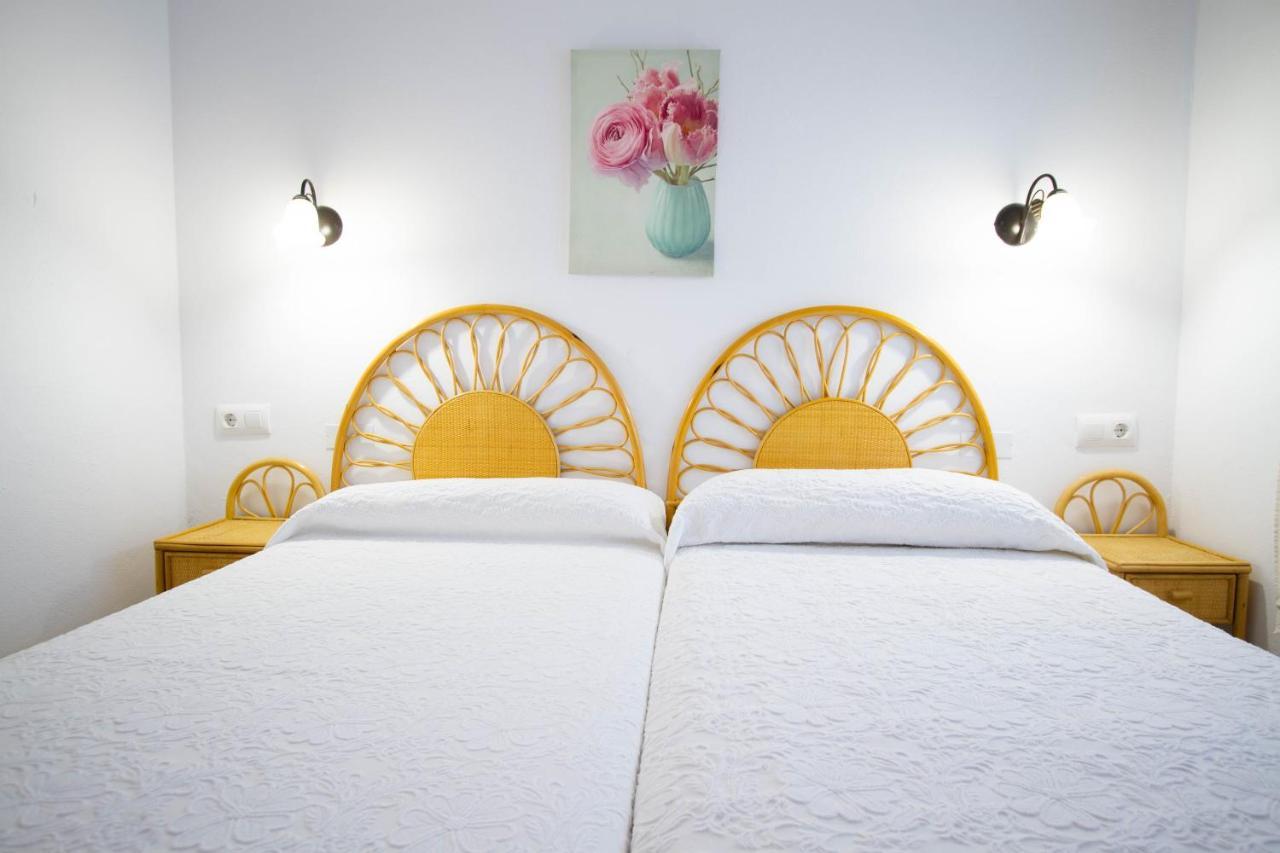 Apartamentos Turisticos Trajano Bolonia Exteriör bild