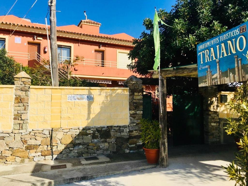 Apartamentos Turisticos Trajano Bolonia Exteriör bild